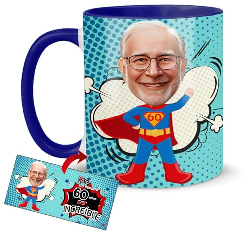 Kembilove® Taza Cumpleaños Hombre Superhéroe | Personalizada con Caricatura y Edad | Regalo Divertido para Él | Cerámica 330ml | “Me ha llevado 60 años ser increíble”