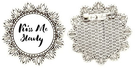 Kiss Me Slowly Zitat Handschrift Silber Blume Brosche Haken Pin Breastpin, M