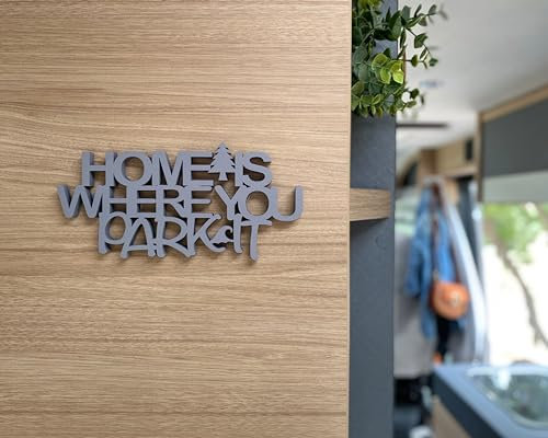 Holz-Schriftzug »Home is Where You Park It« - 3D Wand Deko für Wohnmobil Camper Van Wohnwagen Vanlife Geschenk (Grau)