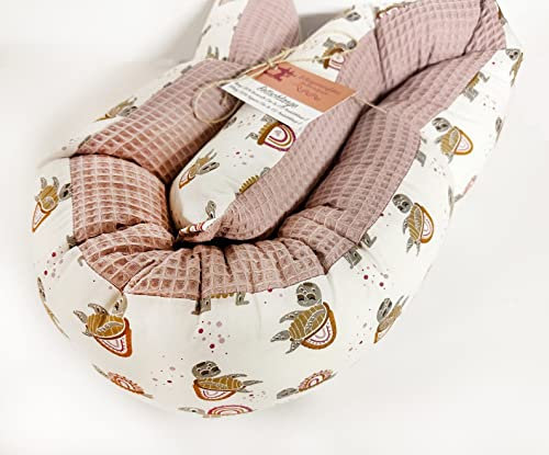 Schlangenmanufaktur® Baby Kuschelschlange Stillkissen Altrosa mit Schildkröten 140x13cm Handgemacht in Bayern aus Öko-Tex® Kopfschutz für Wickeltisch Nackenrolle Seitenschläferkissen