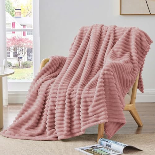 BEDELITE Kuscheldecke Flauschig Decke 150x200 - weiche XL Flanell Decken Rosa für Couch, Deko Streifen Cord Fleecedecke als Couch Überwurf für Wohnzimmer, Twin Blanket Wide Use