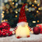Colexy Weihnachten Deko mit LED Licht, Weihnachtswichtel Figuren Plüsch Wichtel Figuren mit Wichtel Zubehör, Weihnachten Figur für Weihnachtsdeko Innen, Weihnachtlicher Zierschmuck, Rot