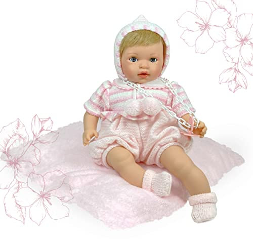 Mein Baby Offene Augen.Dieses entzückende Baby zeichnet Sich durch die blonden Haare und rosa Bäckchen aus. Es trägt einen schönen rosa Strampelanzug aus Wolle mit passender Mütze.