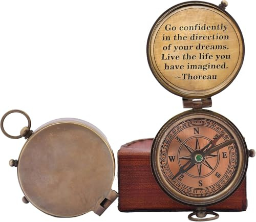 WOANIN Vintage Messing Kompass mit Gravur Thoreaus Zitat Leder Etui Camping Bootfahren Kompass Geschenk für Ihn