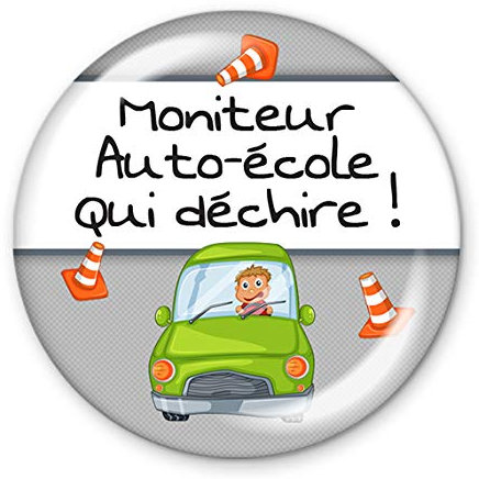 COLLEEN ILLUSTRATIONS Badge 56mm Moniteur auto-école qui déchire