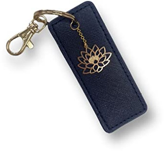 Glücksschmiedin - Schlüsselanhänger/Taschenanhänger für Damen mit goldfarbenem Anhänger (Lotusblume), Karabiner und PU-Leder-Anhänger in NAVY, lokal handgefertigt (vegan)