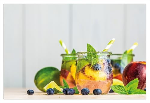 Wallario Glasbild Erfrischender Eistee mit Pfirsichen und Blaubeeren - 60 x 90 cm Wandbilder Glas in Premium-Qualität: Brillante Farben, freischwebende Optik