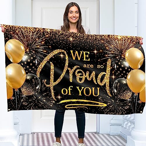 KASKANA Abschlussbanner – Herzlichen Glückwunsch Dekorationen – Wir sind so stolz auf dich – 1,5 m x 0,9 m (Schwarz und Gold)