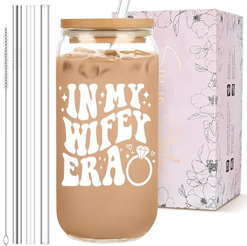 Mozaba Brautparty-Geschenk – niedliche, coole Hochzeitstagsidee für zukünftige Braut, zukünftige Mrs, Junggesellinnenabschiede – In My Wifey Era Glasbecher Tumbler