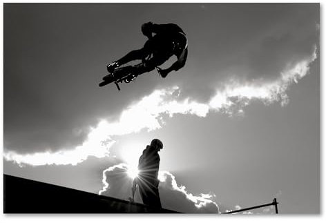 Postereck - 0070 - BMX Halfpipe, Schwarz Weiss Sport Sprung Fahrrad - Wandposter Fotoposter Bilder Wandbild Wandbilder - Poster - DIN A2-42,0 cm x 59,4 cm