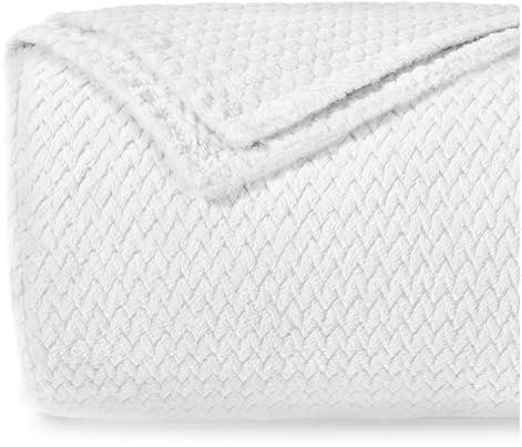 Dreamzie - Kuscheldecke 220x240 cm - Flauschig Fleecedecke Mikrofaser 100% Polyester 260gsm - Decke Sofa mit Fischgrätmuster und weicher Haptik - Weiß