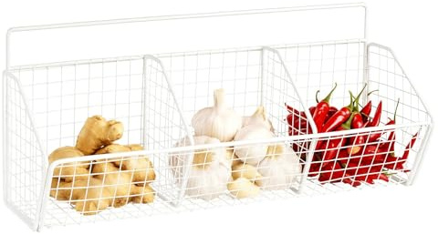 ZoeQide Wandkorb Metall Weiß mit 3 Fächern Hängekorb Küche ohne Bohren | Offene Gitterstruktur hält Obst, Zwiebeln und Kartoffeln sortiert und nutzt freie Fläche in Speisekammer oder Vorratsraum