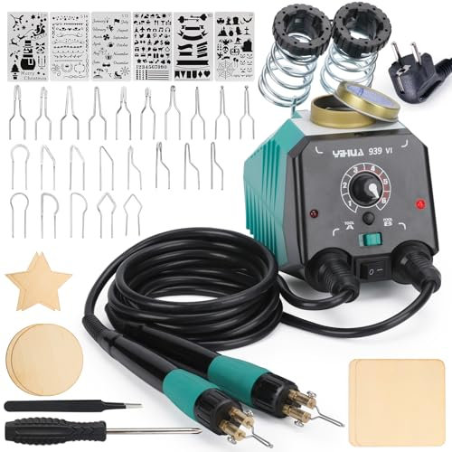 YIHUA 939-VI Kit de Pyrograveur sur Bois à Deux Stylos avec 23 Pointes en Fil de Formes Variées Stylo de Pyrogravure Détachable 6 Morceaux de Bois 6 Pochoirs comme Outil de Pyrograveur Bois(EU Plug)