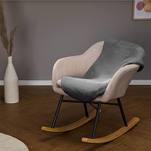 HOMESTORY Tierfellform aus Kunstfell, 55x80cm in anthrazit, Teppich Sitzfell Sitzkissen Polyester, viele Farben Formen, Farbe :Anthrazit, Größe:Sitzfellform - 55x80cm