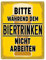 Bitte während dem Biertrinken nicht arbeiten Metallschild XXL in 28x38 cm witziges Blechschild für Biertrinker mit lustigem Spruch über die Arbeit um beim Bier trinken nicht