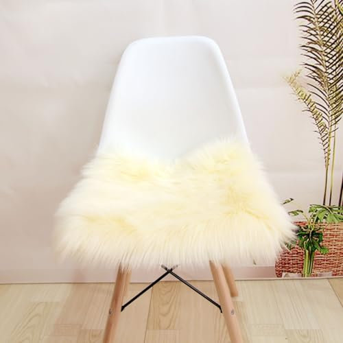 Kunstfell Sitzkissen, Kleiner Quadratisch Felle für Stühle, Plüsch Flauschiger Sitzauflage Stuhl, Flauschiger Teppich, Sitzfelle für Stühle Dekofell Schlafzimmer Asthetische (Beige, 40*40 CM)