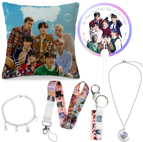 PfirstDa BTS-Fans, 6 Stück, BTS Merch Gifts Set, Kissenhülle, Schlüsselanhänger, Armband, Halskette, Ventilator, Seil zum Aufhängen, für K-Pop-Fans