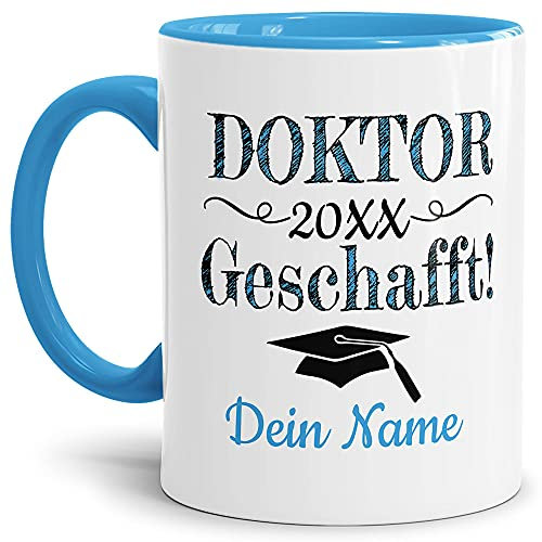 Tasse mit Spruch - Abschluss geschafft Doktor - zum selbst Gestalten mit Wunschname und Abschlussjahr - Geschenk für den Abschluss zum Doktor, Henkel & Innen Hellblau 300 ml | Personalisiert