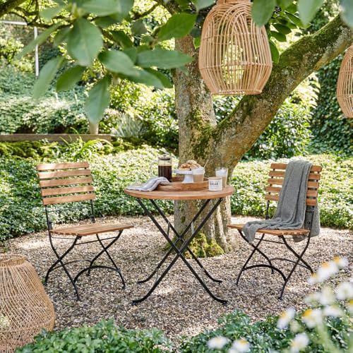 BUTLERS Balkonset 3-TLG. PARKLIFE Tisch Ø80 cm & 2 Klappstühle ohne Armlehne – FSC® Akazienholz & Eisen – Balkonmöbel klappbar & wetterfest | Gartenmöbel Landhausstil