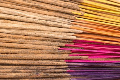 Dhyana–HOCHWERTIGE HANDGEMACHTE INDISCHE RÄUCHERSTÄBCHEN (Weißer Salbei) 96 Stäbchen - EIN tolle Düft: weißer Salbei - Premium Qualität - Seltene Räucherhölzer