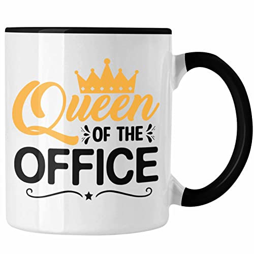 Trendation - Queen Of The Office Tasse Geschenk Kollegin Chefin Geschenkidee (Schwarz)