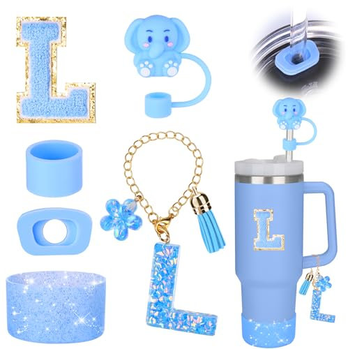 Mity rain Tassen-Zubehör-Set für Stanley Trinkbecher mit Griff, inklusive Initialen-Charms, Strohabdeckkappe, Stiefel, Aufkleber, auslaufsicherer Silikon-Stopper, blaue Dekoration für Jungen und