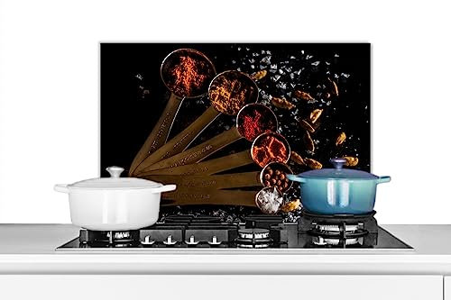 KitchenYeah© Spritzschutz Küchenrückwand Platte Küchen Zubehör Aluminium Platte Herd Spritzschutz WandverkleidungKräuter - Löffel - Salz - Gewürze - Schwarz - 60x40 cm