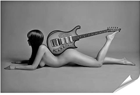 islandburner XXL Bild Poster Junge Sexy Frau Mit Gitarre Auf Dem Rücken Schwarz Weiß Pin Up Premium Bilder Fotodruck