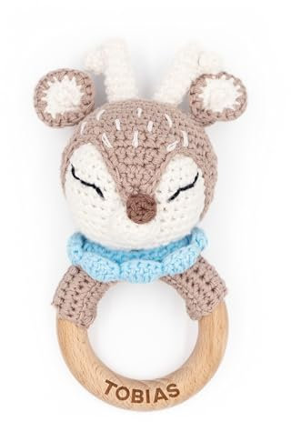 Muckelmeister Greifling personalisiert mit Namen - Holz Beißring Baby gehäkelte Tiere - Babyrassel - Babygeschenke zur Geburt für Mädchen/Jungen - kleine Geschenke für Neugeborene - Reh blau