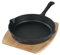 FREYERSBACHER Emaillierte Gusseisenpfanne 28 cm, Handgeschmiedete Emaille Pfanne mit zwei Schüttkerben, Große Antihaft Pfanne geeignet für Backofen Induktion Holzbackofen Grill Feuerstelle, schwarz