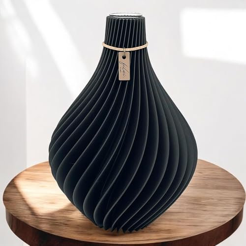 Filsi Home | 3D Druck Vase Nuvia | hergestellt aus PLA (Bio-Kunststoff) | umweltfreundlich | Tiefe Rillen | einzigartige Optik | Made in Germany (Schwarz, 22cm Höhe 16,5cm Durchmesser)