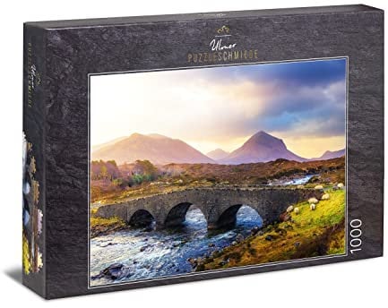 Ulmer Puzzleschmiede - Puzzle „Sligachan Bridge“ - Klassisches 1000 Teile Schottland-Puzzle – Puzzlemotiv der historischen Brücke über den Sligachan-River auf Skye - die schottischen Highlands