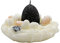 Dekohelden24 Osternestkerze, Kerze in Osternest aus Wachs, Eikerze schwarz, Nest in weiß, Geschenkverpackung mit gelber Schleife, 13 x 7 cm