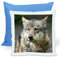 CreaDesign, Kinder Kissen 40x40 cm personalisiert mit Namen, Kinderzimmer Deko Kissen Kinder mit Füllung Federn, Motiv Wolf, Rückenfarbe Blau