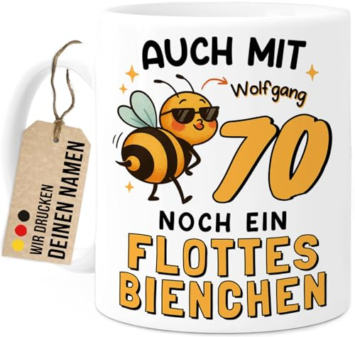 Tassenliebling® 70. Geburtstag lustige Tasse personalisiert mit Namen - Flottes Bienchen - Geschenkidee Freundin Mama Oma Kollegin - Beidseitiger Druck - 330ml Keramik