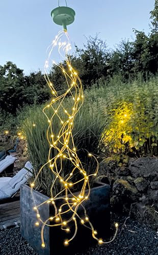 moses. Blatt & Blüte Solar-Lichtregen, 100 warmweiße LEDs an Kupferdraht-Strängen, inkl. Solarpanel mit Akku und Henkel zum Aufhängen, LED-Lichterkette mit Dämmerungsfunktion für drinnen und draußen