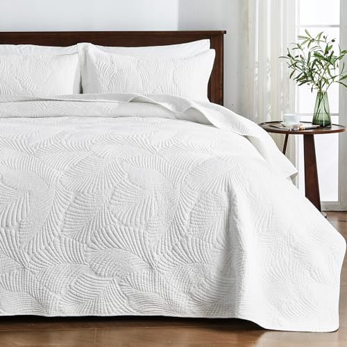 Qucover Tagesdecke 240x260cm Weiß, 100% Baumwolle Tagesdecke Bettüberwurf, Ultra Weiche Tagesdecke Stickerei, Bedspreads 240x260, Steppdecke mit 2 Kissenbezügen, Sofa Überwurfdecke Wohndecke für Bett