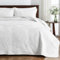 Qucover Tagesdecke 240x260cm Weiß, 100% Baumwolle Tagesdecke Bettüberwurf, Ultra Weiche Tagesdecke Stickerei, Bedspreads 240x260, Steppdecke mit 2 Kissenbezügen, Sofa Überwurfdecke Wohndecke für Bett