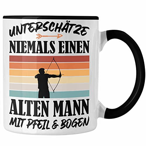 Trendation - Bogenschießen Geschenk Erwachsene Tasse Unterschätze Niemals Einen Alten Mann mit Pfeil und Bogen Männer Bogensport Archery (Schwarz)