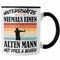 Trendation - Bogenschießen Geschenk Erwachsene Tasse Unterschätze Niemals Einen Alten Mann mit Pfeil und Bogen Männer Bogensport Archery (Schwarz)