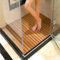 GLDWEY Natürlich badematte holzmatte Holz Dusche Bad Matte Robust Dauerhaft rutschfest Quadrat Lattenrost Design Fußboden Matten Leicht zu Reinigen-Bodenbelag Dekor und Schutz