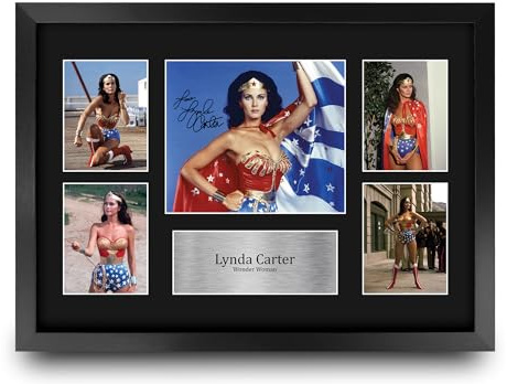 HWC Trading Lynda Carter Wonder Woman Original Geschenke Geducktes Signiertes Autogramm Fotodisplay Montagedisplay für Fans von Fernsehshows - A3 Gerahmt