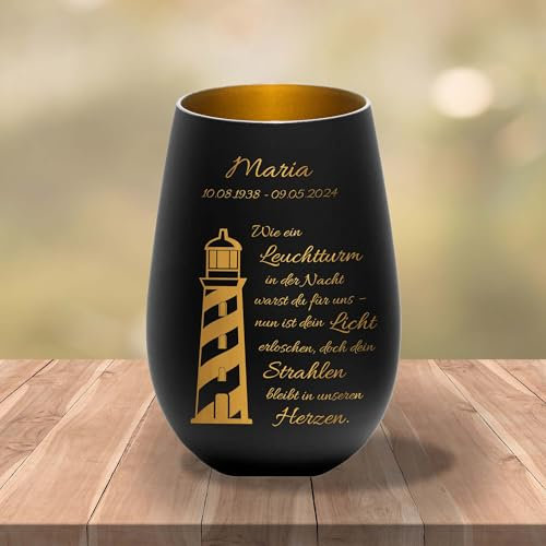 Kiwistar UG - Gedenklicht - Teelichthalter - mit Name und Datum - schwarz - Gold - Gravur - individuell personalisiert - Wie EIN Leuchtturm in der Nacht - Grablicht - Trauergeschenk