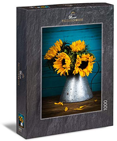 Ulmer Puzzleschmiede - Puzzle „Sonnen-Anbeter“ - Klassisches 1000 Teile Puzzle – Vintage-Puzzlemotiv vom Sonnenblumen-Strauß in Einer Metall-Vase mit der Symbolik gefallener Blütenblätter