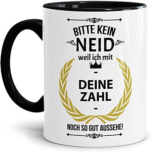 Lustige Tasse zum Geburtstag - Bitte kein Neid, weil ich noch so gut aussehe - personalisierbar mit Wunschzahl - Innen & Henkel Schwarz, 300 ml