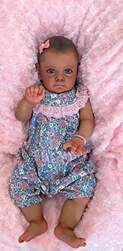 MineeQu 60CM Lebensechte Riesige Afroamerikanische Wiedergeborene Babypuppen Geschenkset mit bemalten Haaren Realistisches neugeborenes Kleinkind Maggi in dunkelbrauner Haut für Kinder ab 3 Jahren