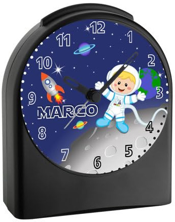 CreaDesign, WU-50-1031, Weltall, analog Kinderwecker schwarz, Funkwecker ohne Ticken, mit Licht, personalisiert mit Namen, 9,6 x 5,5 x 11,9 cm, 104 g