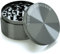 Grinder Pollen Crusher Ø 75 mm aus Zink - 4-Teilig - für Spice, Kräuter, Gewürze, Herb, Kaffee Diamantförmige Zähne mit Pollen Scraper und Pinsel (Grau)