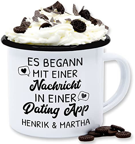 Emaille Tasse Blechtasse - Partnertasse Partnerin - Es begann mit einer Nachricht in einer Dating App - 300 ml - Weiß Schwarz - partnertassen partner liebesspruch für paare alles couple liebe