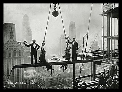 Germanposters Susan City The Waldorf Poster Kunstdruck Bild mit Alu Rahmen in schwarz